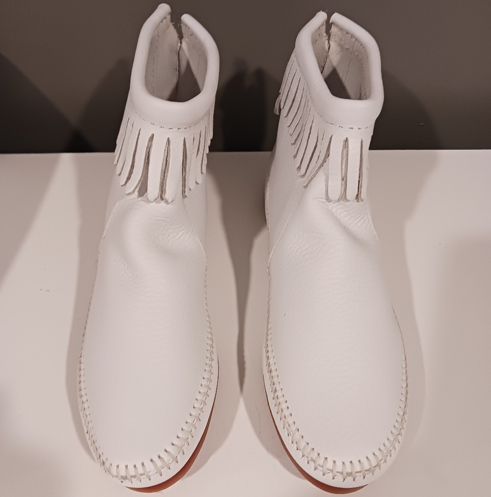 Minnetonka White Fringe Back Zip Hardsole Ankle Boots